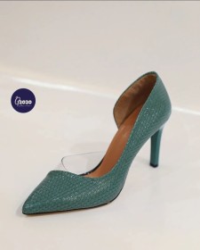 حذاء تركواز بجانب شفاف