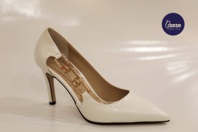 حذاء ابيض مع حلقات ذهبية جانبية