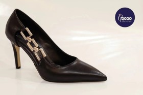 حذاء اسود بحلقات ذهبية جانبية