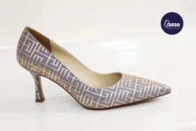 حذاء سكني بخطوط ذهبة