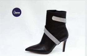 جزمة اسود مع سترس