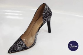 حذاء مكس ابيض/اسود بجانب شفاف