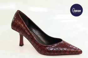 حذاء لون بورغندي غامق