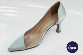 حذاء تركواز فاتح بجانب شفاف