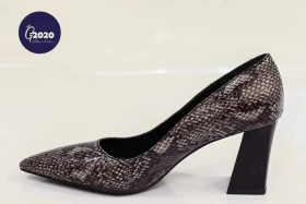 حذاء اسود وسكني