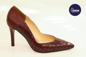 حذاء لون بورغندي