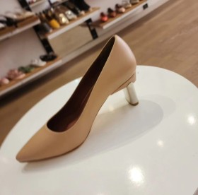 حذاء لون نود ترابي