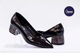 حذاء اسود بكعب ستراس