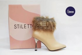 جزمة بيج مع فرو